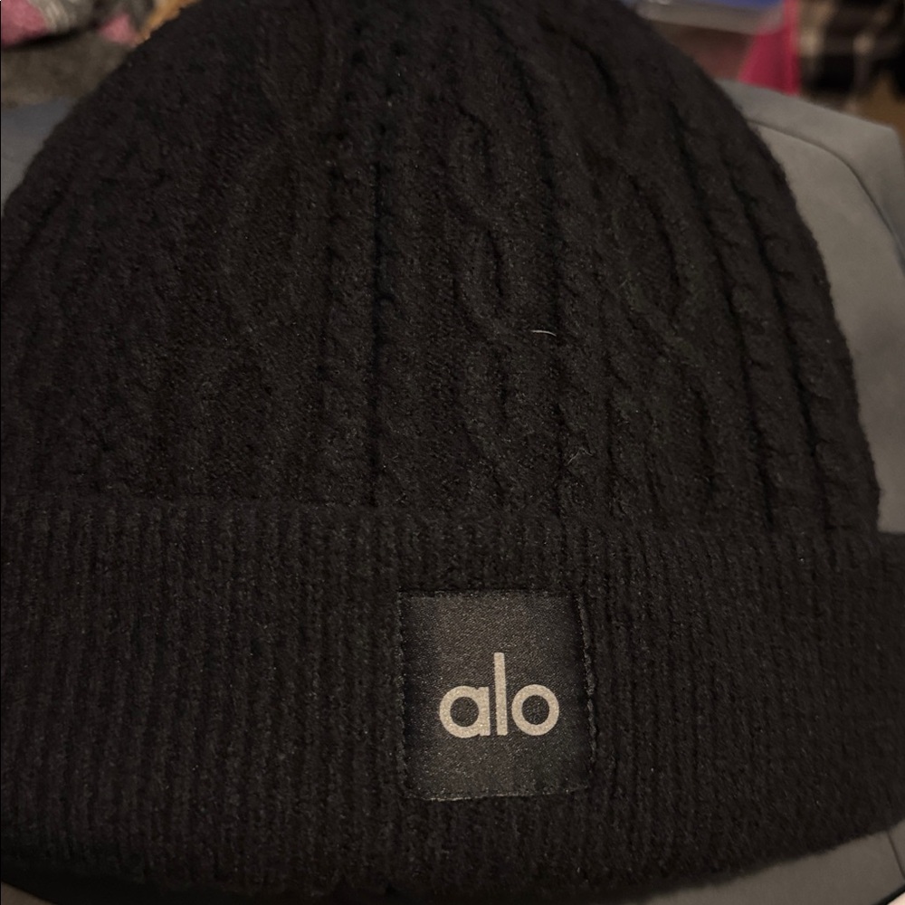 Women’s ALO Yoga pom-pom beanie black NWT us only
